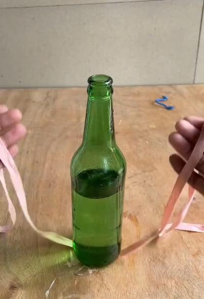 Carrying beer bottles with a rope